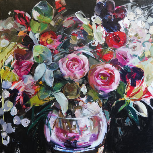 Blumen in einer Kugelvase