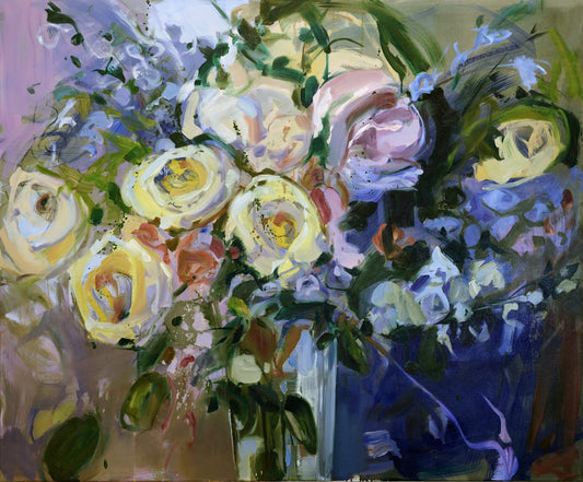 Rosen und Rittersporn in einer Vase